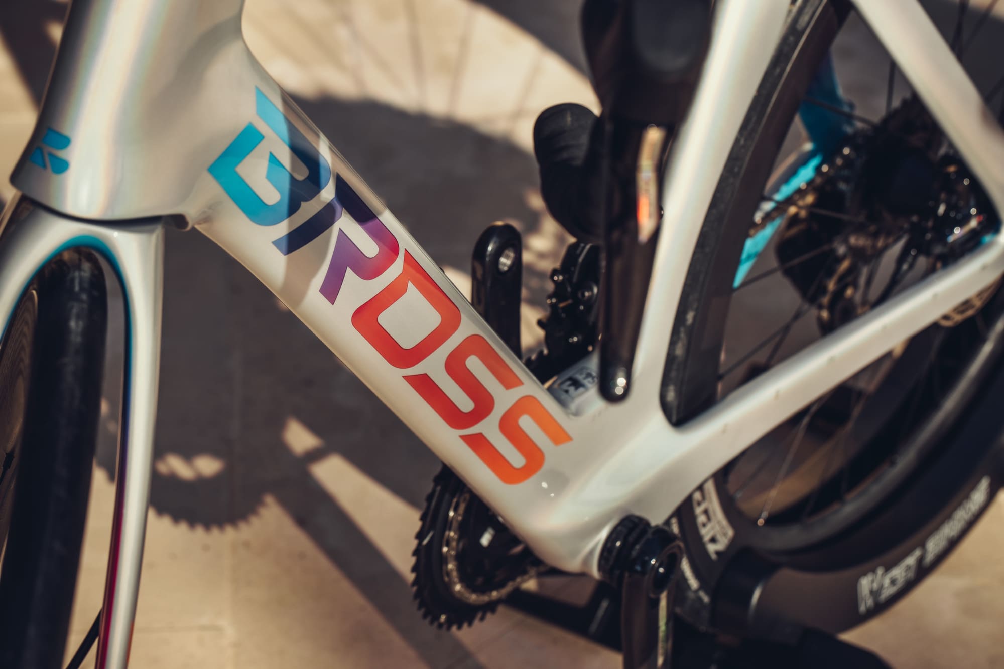 Shimano Di2 vs SRAM AXS : deux visions de la transmission électronique